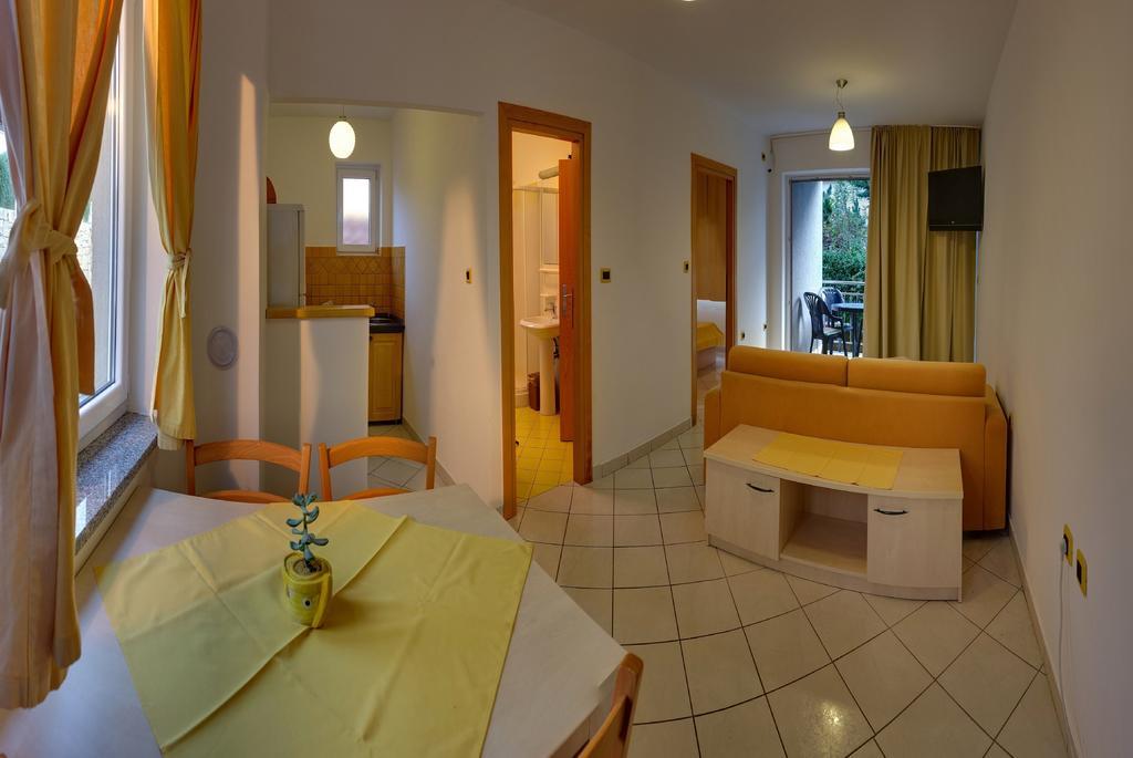 Vis A Vis Apartments Baška Quarto foto